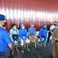 Wali Kota Tarakan saat inspeksi mendadak ke pelabuhan rakyat di pesisir Kota Tarakan untuk memastikan tidak ada warga yang keluar masuk melalui jalur tikus. (foto: Siti Hardiani)