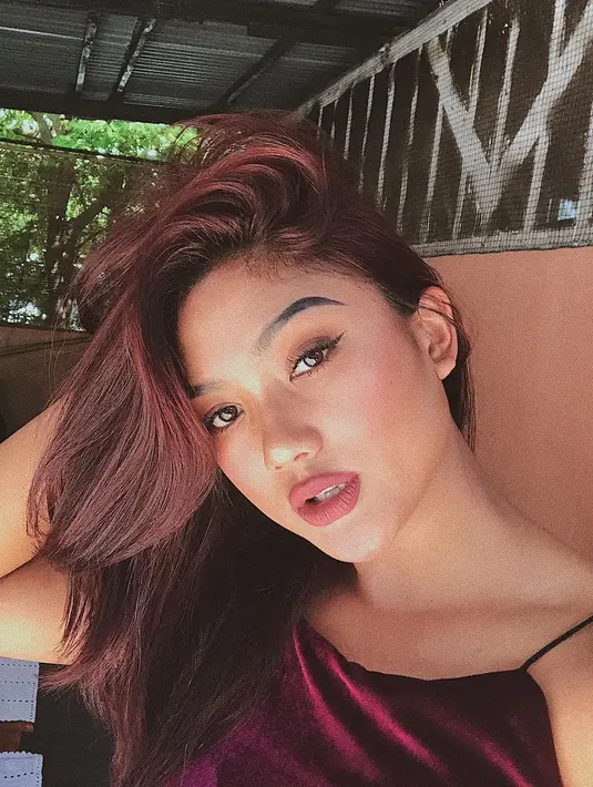 Warna kulitnya yang sawo matang membuat dirinya terlihat semakin eksotis. Apalagi ekspresi wajahnya terlihat begitu sensual. (Foto: instagram.com/lalamarionmj)