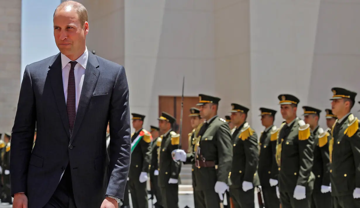 Pangeran William dari Inggris meninjau pasukan kehormatan sebelum bertemu dengan Presiden Palestina Mahmud Abbas di Tepi Barat Kota Ramallah, (27/6). (AFP PHOTO / Ahmad Gharabli)