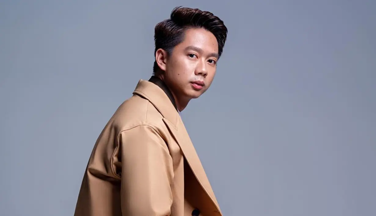 Memiliki paras tampan, tak heran pria kelahiran Banyuwangi ini sering didapuk jadi model di sejumlah pemotretan. Meski dikenal sebagai atlet, gaya Kevin Sanjaya saat jalani pemotretan tak kalah memukau. (Liputan6.com/IG/@kevinsanjaya)