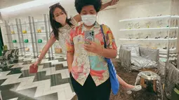 Enzy Storia dan Casey Paquita sering menghabiskan waktu bersama ketika waktu senggang. Hangout tipis-tipis ala Enzy dan Casey ini semakin mempererat hubungan keduanya. Tak ayal, momen kompak keduanya ini bikin netizen terkesima melihat keakraban mereka.(Liputan6.com/IG/@enzystoria)