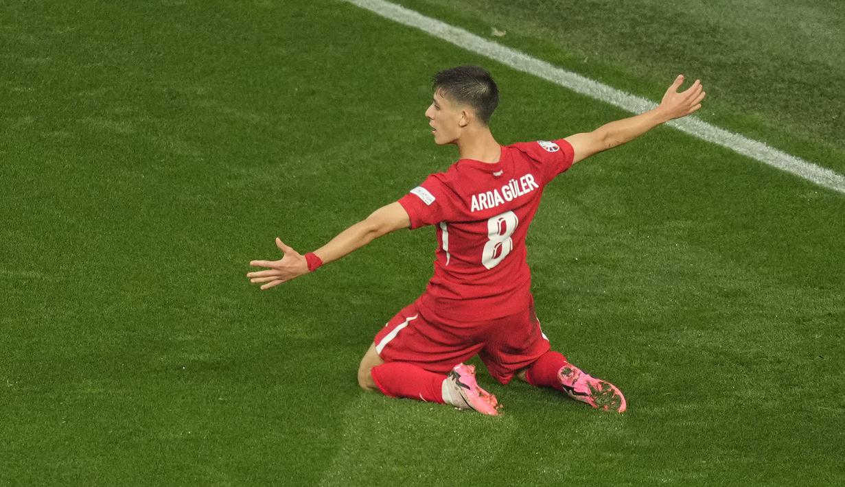 Selebrasi striker Timnas Turki, Arda Guler setelah mencetak gol kedua timnya ke gawang Timnas Georgia pada laga matchday pertama Grup F Euro 2024 di Westfalenstadion, Dortmund, Jerman, Selasa (18/6/2024). (AP Photo/Andreea Alexandru)