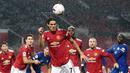 Striker baru Manchester United, Edinson Cavani, menyundul bola saat melawan Chelsea pada laga Liga Inggris di Stadion Old Trafford, Minggu (25/10/2020). Kedua tim bermain imbang 0-0. (Michael Regan/Pool via AP)