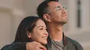 <p>Raffi dan Nagita menikmati suasana sambil berpelukan. Salah satu momen romantis yang tidak akan mereka lupakan. (Foto: Instagram/ raffinagita1717)</p>