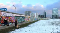 Tembok Berlin ini dihiasi dengan seni grafiti yang memikat mata. 