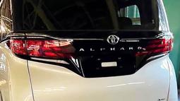 Buritan calon Alphard terbaru masih terlihat familiar dengan generasi ketiganya. Lampu belakangnya menyambung dengan garnish belakang yang kini bertuliskan "Alphard". Detail lampunya berubah dengan mengadopsi motif diamond berteknologi LED. Lekuk body belakangnya lebih mengkurva dan terkesan mewah. (Source: Instagram/@paultancars)