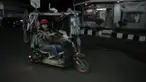 Sekelompok pengendara Vespa mengubah tampilan motornya menjadi unik bahkan ekstrem. 