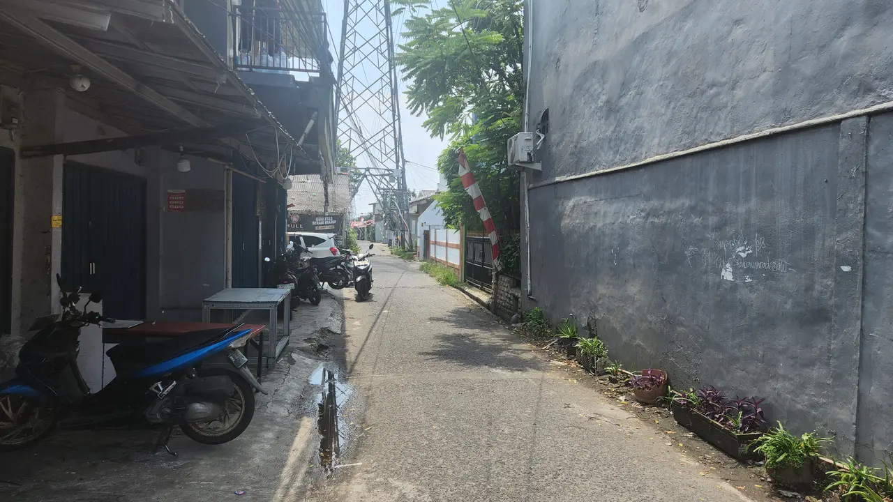 Jalan Kabel yang menjadi akses menuju lokasi salah satu tempat penyimpanan motor pengambilan kawanan matel di kawasan Beji, Depok. (Liputan6.com/Dicky Agung Prihanto)