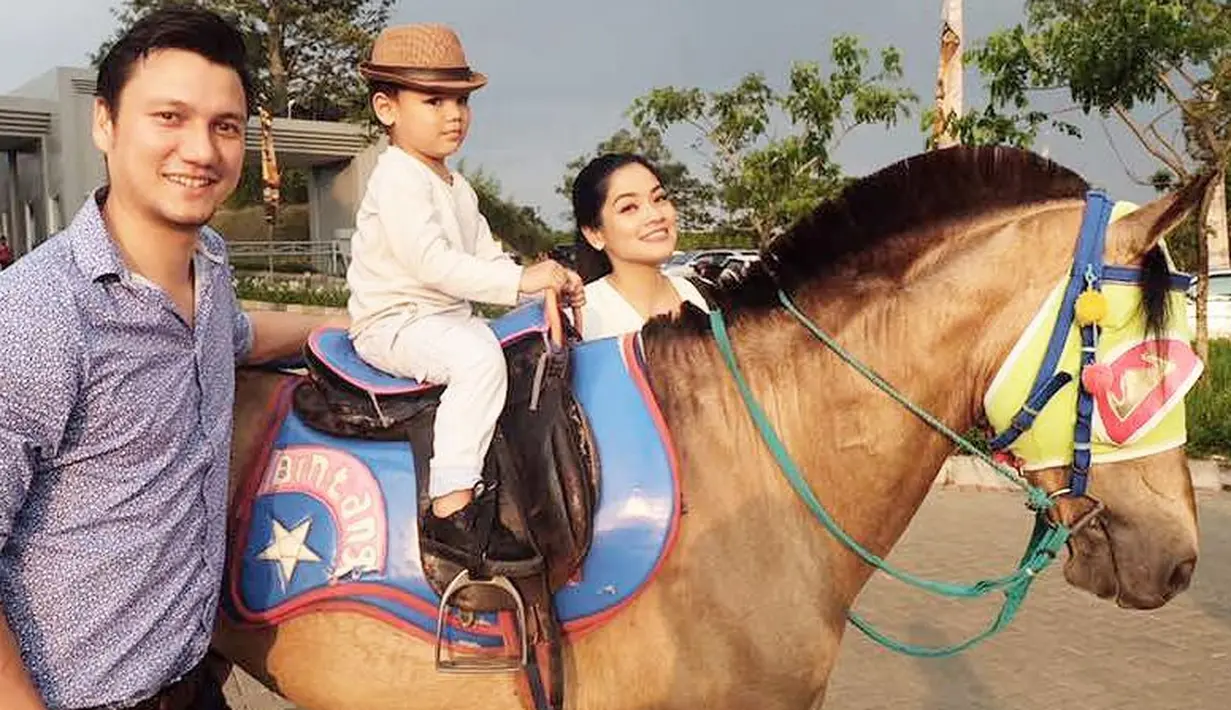 Lewat akun Instagram pribadinya, Tian mengunggah foto anak dan istrinya pasca proses melahirkan. Dari foto tersebut tampak hubungan batin yang kuat antara wanita yang akrab disapa Tikam dan bayinya. (Instagram/csugiono)