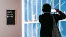 Seorang pengunjung memotret di Galeri Seni New South Wales di Sydney, Australia (5/6/2020). Galeri Seni New South Wales dibuka kembali untuk umum setelah Sydney melonggarkan sejumlah kebijakan terkait pandemi COVID-19. (Xinhua/Bai Xuefei)