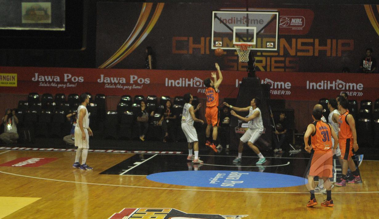 Pemain Pelita Jaya Energi-MP Jakarta, Ary Chandra mencoba memasukkan bola ke ring basket saat melawan CLS Knights pada laga NBL Championship 2015 di Jakarta, Senin (4/5). Pelita Jaya Energi-MP unggul 55-54 atas CLS Knights. (Liputan6.com/Herman Zakharia) 