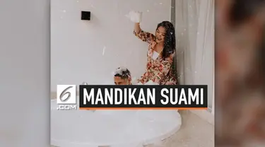 Semenjak menikah pada Juli lalu, Siti Badriah dan Krisjiana Baharudin kerap memamerkan kemesraan mereka di media sosial. Seperti baru-baru ini, di mana Sibad mengunggah momen saat memandikan sang suami.