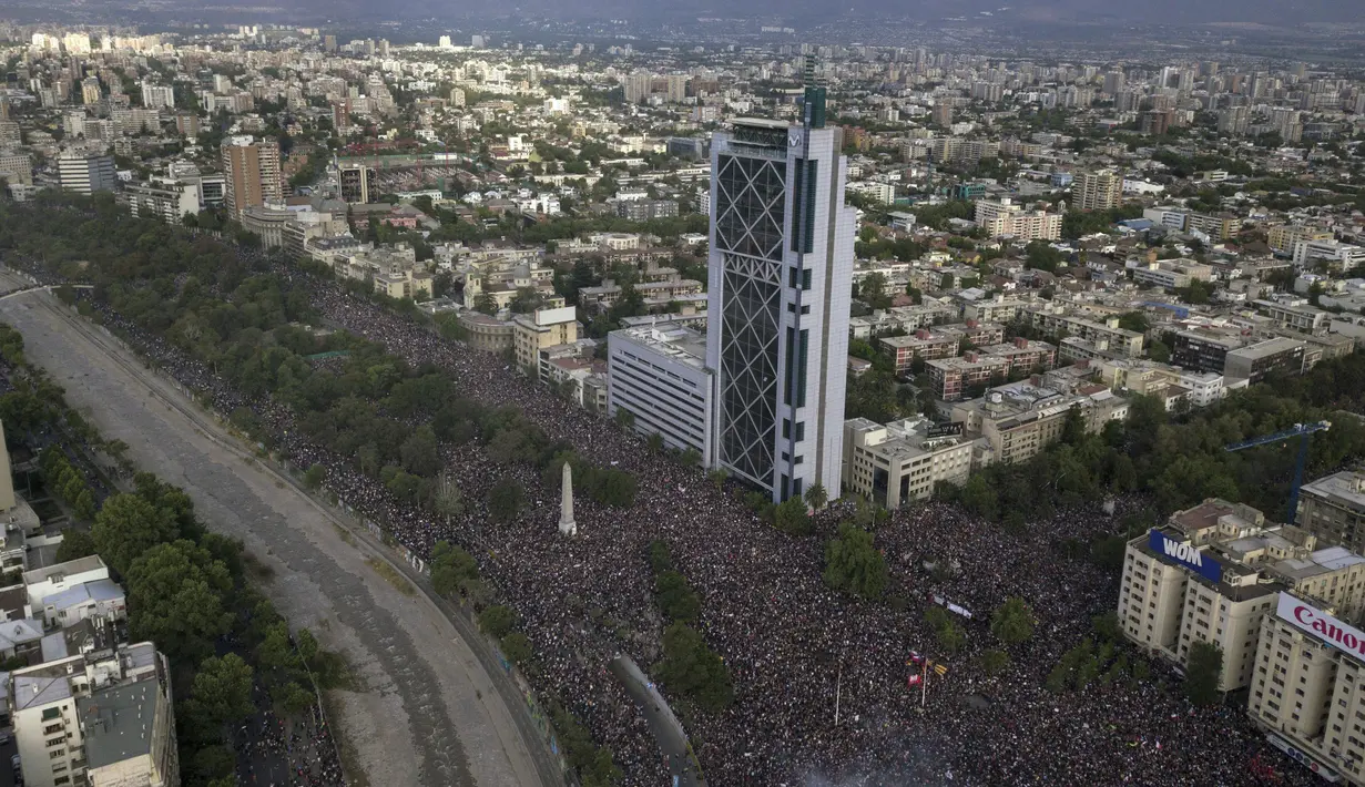 Warga berkumpul saat protes antipemerintah di Santiago, Chile, Jumat (25/10/2019). Aksi massal ini dilakukan setelah unjuk rasa menuntut reformasi ekonomi digelar besar-besaran selama seminggu. (AP Photo/Rodrigo Abd)