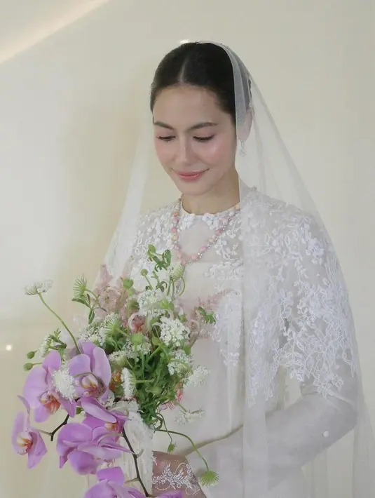 Gaya riasan ini sukses menciptakan aura yang memadukan keanggunan modern dan tradisi, mencerminkan kepribadian Pevita yang selalu tampil mempesona namun tak berlebihan. [@pevpearce/@andisoon]