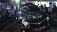 Empat orang pengendara sepeda motor jadi korban kecelakaan lalu lintas saat sebuah mobil hitam Toyota Calya melintas secara berlawanan arah di Jalan Utan Jati, Kalideres, Jakarta Barat, Sabtu 17 Februari 2024 malam hari. (Foto: Istimewa).