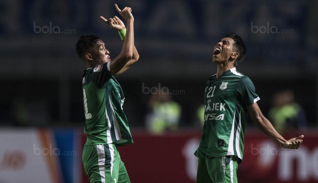 Striker PSMS, Choiril Hidayat, merayakan gol yang dicetaknya ke gawang PSIS pada laga semifinal Liga 2 2017 di Stadion GBLA, Bandung, Sabtu (25/11/2017). PSMS menang 2-0 atas PSIS. (Bola.com/Vitalis Yogi Trisna)