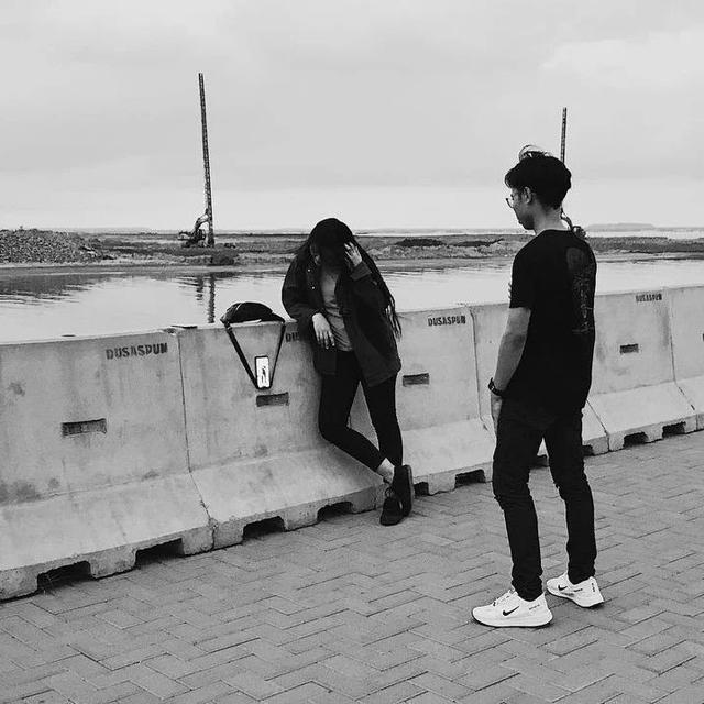 8 Aksi Nyeleneh Orang Enggak Punya Tripod saat Pakai Gadget Ini Kocak