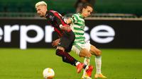 Pemain AC Milan Samu Castillejo (kiri) menggiring bola melewati pemain Celtic Diego Laxalt (kanan) pada pertandingan leg pertama Grup H Liga Europa di Celtic Park, Glasgow, Skotlandia, Kamis (22/10/2020). AC Milan menang 3-1. (Jane Barlow/Pool via AP)