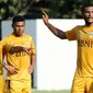 Pemain Bhayangkara FC, Marinus Wanewar, mengikuti sesi latihan jelang laga perdana Liga 1 di Lapangan ABC Senayan, Jakarta, Senin (19/3/2018). Bhayangkara FC akan berhadapan dengan Persija Jakarta. (Bola.com/Asprilla Dwi Adha)