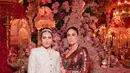 Kakak beradik Kapoor, Kareena Kapoor Khan dan Karisma Kapoor sebelumnya terlihat berpose di depan kamera di acara pre-wedding Anant Ambani dan Radhika Merchant. Karisma mengenakan outfit indo-western yang memiliki mid-length coat dan rok satin putih. Dia menambahkan banyak elemen pada penampilannya seperti ikat kepala mutiara.[@pinkvilla]