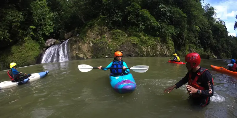 Melihat Keseruan Berlatih Kayak di Sungai Cianten