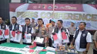 Polres Kota Tangerang menggelar konferensi pers terkait penangkapan tiga pria yang diduga melakukan penambangan ilegal di dua lokasi yakni Jalan Kampung Bunar, Desa Saga, Kecamatan Sukamulya, dan Desa Rancaalat, Kecamatan Kresek, Kabupaten Tangerang. (Liputan6.com/Pramita Tristiawati)