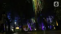 Warga mengunjungi Jakarta Lights Festival di Taman Sumenep, Jakarta, Jumat (23/12/2022). Pemprov DKI Jakarta menggelar acara Jakarta Lights Festival sebagai rangkaian perayaan Natal dan Tahun Baru (Nataru) 2023. (Liputan6.com/Herman Zakharia)