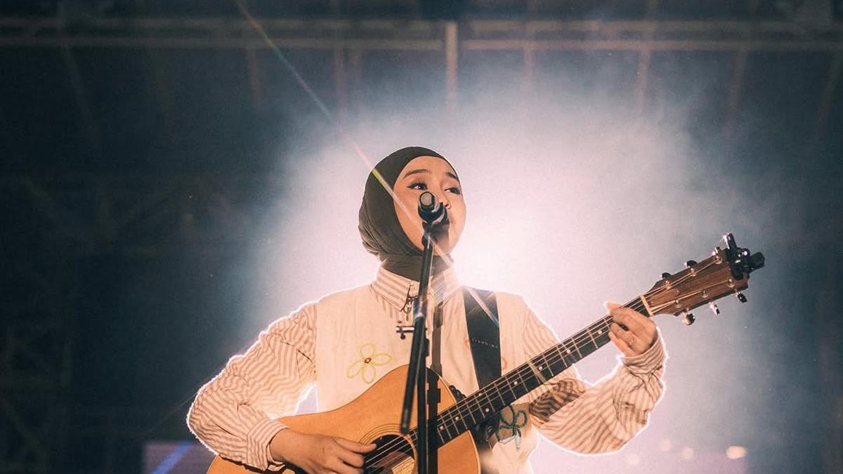 Potret Salma Salsabil saat Tampil di Atas Panggung dengan Gitar, Pesonanya Tiada Tanding