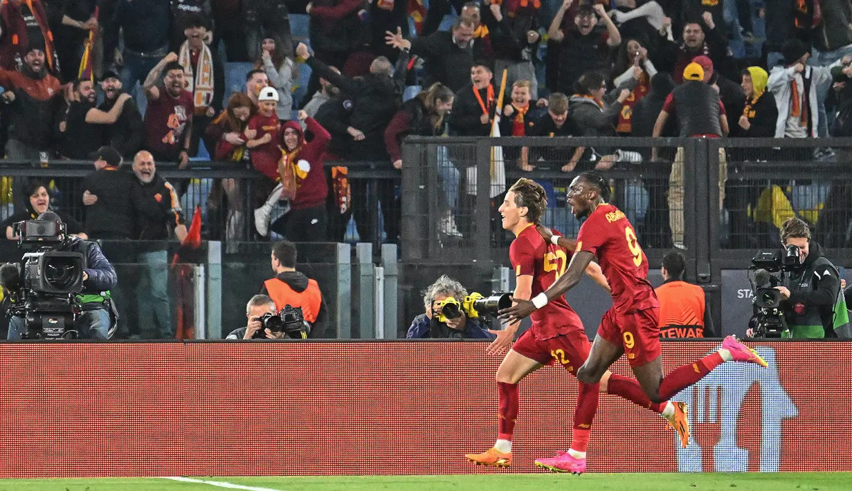 Pemain AS Roma, Edoardo Bove (kiri) melakukan selebrasi bersama Tammy Abraham setelah mencetak gol ke gawang Juventus pada laga leg pertama semifinal Liga Europa 2022/2023 di Olympic Stadium, Roma, Jumat (12/05/2023) WIB. Pertandingan dimenangkan oleh AS Roma dengan skor 1-0. (AFP/Alberto Pizzoli)