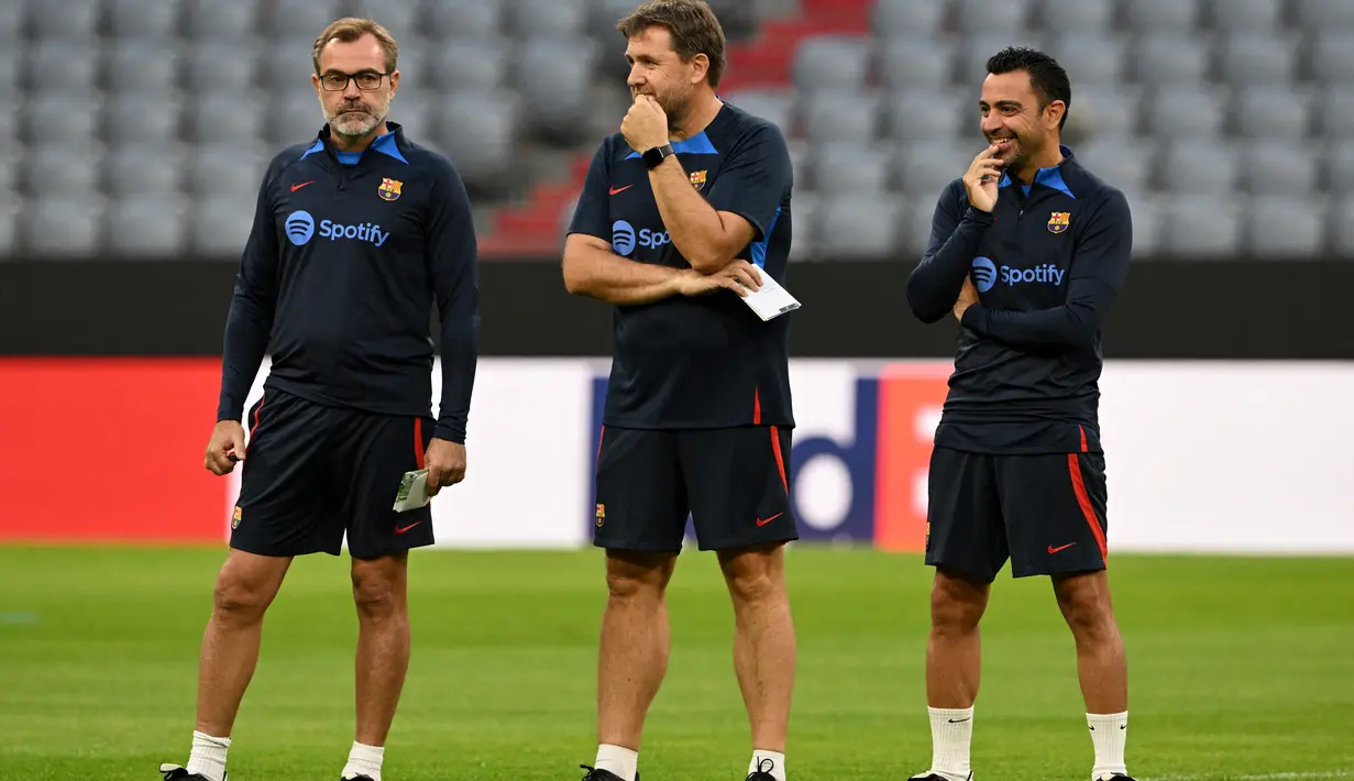 Pelatih Barcelona, Xavier Hernandez (kanan) dan asisten tim menghadiri sesi pelatihan di Munich, Jerman selatan (12/9/2022). Barcelona kini berada di posisi pertama klasemen sedangkan Munchen berada di peringkat kedua dengan tiga poin yang sama. (AFP/Christof Stache)