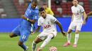 Bek Tottenham Hotspur, Cristian Romero (kanan) menguasai bola dibayangi striker Lion City Sailors, Richairo Zivkovic pada laga uji coba pramusim 2023/2024 Singapore Festival of Football di Singapura (26/7/2023). Cristian Romero yang kini menjalani musim ketiga bersama Tottenham Hotspur didatangkan dari Atalanta pada awal musim 2021/2022 dengan status pinjaman selama semusim. Spurs mempermanenkannya pada awal musim 2022/2023 dengan nilai transfer 50 juta euro atau kini setara Rp837 miliar. (AFP/Roslan Rahman)