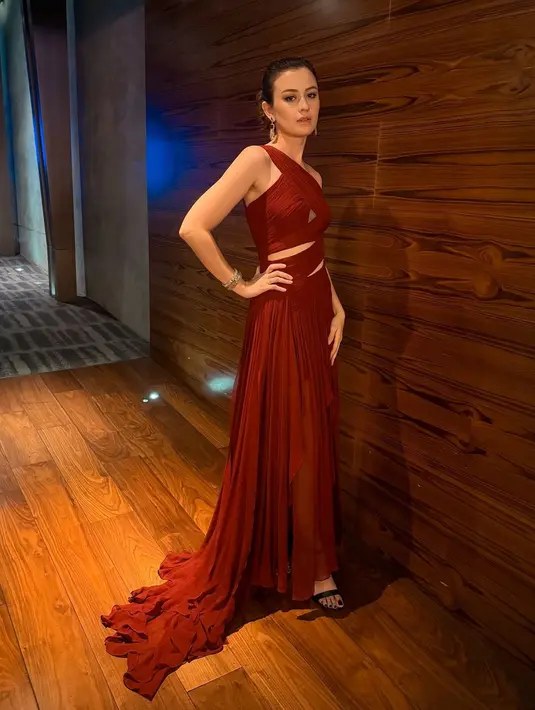 Kimberly Ryder jadi lady in red dengan tampilan yang menawan. [@kimbrlyryder]