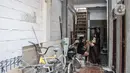 Wiwiek bersama anak dan cucunya berada di depan rumahnya yang ditutup tembok gedung sekolah Pergunas I di Jalan Cempaka Baru I, RT 015/003, Kemayoran, Jakarta, Senin (31/8/2020). Wiwiek tengah berusaha melalui jalur hukum menuntut pihak sekolah agar haknya dapat Kembali (merdeka.com/Iqbal S Nugroho)