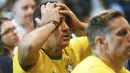 Seorang suporter Brasil tampak kecewa berat usai timnya ditaklukkan Argentina pada laga final Copa America 2021 di  Rio de Janeiro, Brasil, Minggu (11/7/2021). (Foto: AFP/Daniel Ramalho)