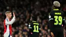Laga baru berjalan enam menit, The Gunners sudah berhasil membuka keunggulan. Umpan matang Raheem Sterling sukses dikonversi menjadi gol oleh Oleksandr Zinchenko. (Glyn KIRK/AFP)