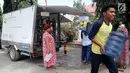 Pengungsi korban gempa dan tsunami Palu membawa galon usai mengisi air dari mobil instalasi pengolahan air Kementerian Pekerjaan Umum dan Perumahan Rakyat (PUPR) di halaman kantor Wali Kota Palu, Sulawesi Tengah, Senin (8/10). (Liputan6.com/Fery Pradolo)