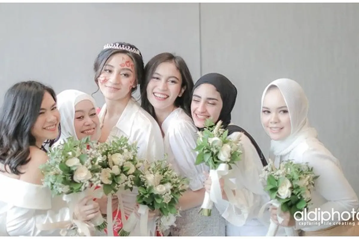 7 Momen Bridal Shower Margin Wieheerm Tunangan Ali Syakieb, Serba Putih