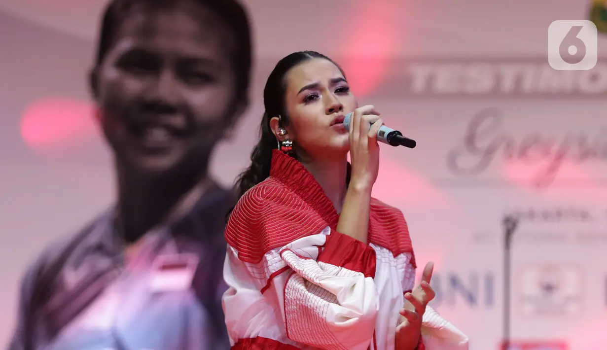 Penyanyi, Raisa saat tampil dalam acara "Greysia Polii: Testimonial Day" di Istora Senayan Jakarta, Minggu (12/6/2022). Raisa tampil membawakan tiga buah lagu diantaranya, Could It Be. (Liputan6.com/Helmi Fithriansyah)