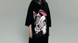Eilish cukup cukup sering mengenakan kaos oversize dengan gambar kartun. (Liputan6.com/IG/@wherearetheavocados)
