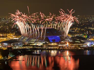 Pesta kembang api mewarnai acara penutupan SEA Games 2015 yang berlangsung di National Stadium, Singapura, Selasa (16/6) malam WIB. (Reuters)