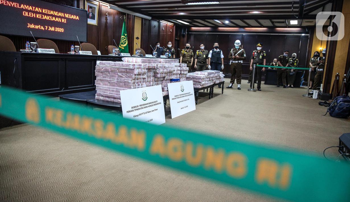 Tumpukan uang dipamerkan saat rilis eksekusi barang bukti Honggo Wendratno di Kejaksaan Agung RI, Jakarta, Selasa (7/7/2020). Kejagung menyita barang bukti uang Honggo Wendratno sebesar Rp 97 miliar. (Liputan6.com/Faizal Fanani)