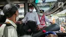 <p>Menko PMK Muhadjir Effendy (tengah) dan Menteri Perhubungan Budi Karya Sumadi (kanan) berbincang dengan sopir bus saat melepas Mudik Aman Mudik Sehat di Terminal Jatijajar, Depok, Jawa Barat, Kamis (28/4/2022). Enesis Group membuka posko mudik dan arus balik di beberapa titik di Pulau Jawa sejak 25 April hingga 8 Mei 2022 untuk memberikan kenyamanan dan keamanan bagi masyarakat. (Liputan6.com/Faizal Fanani)</p>