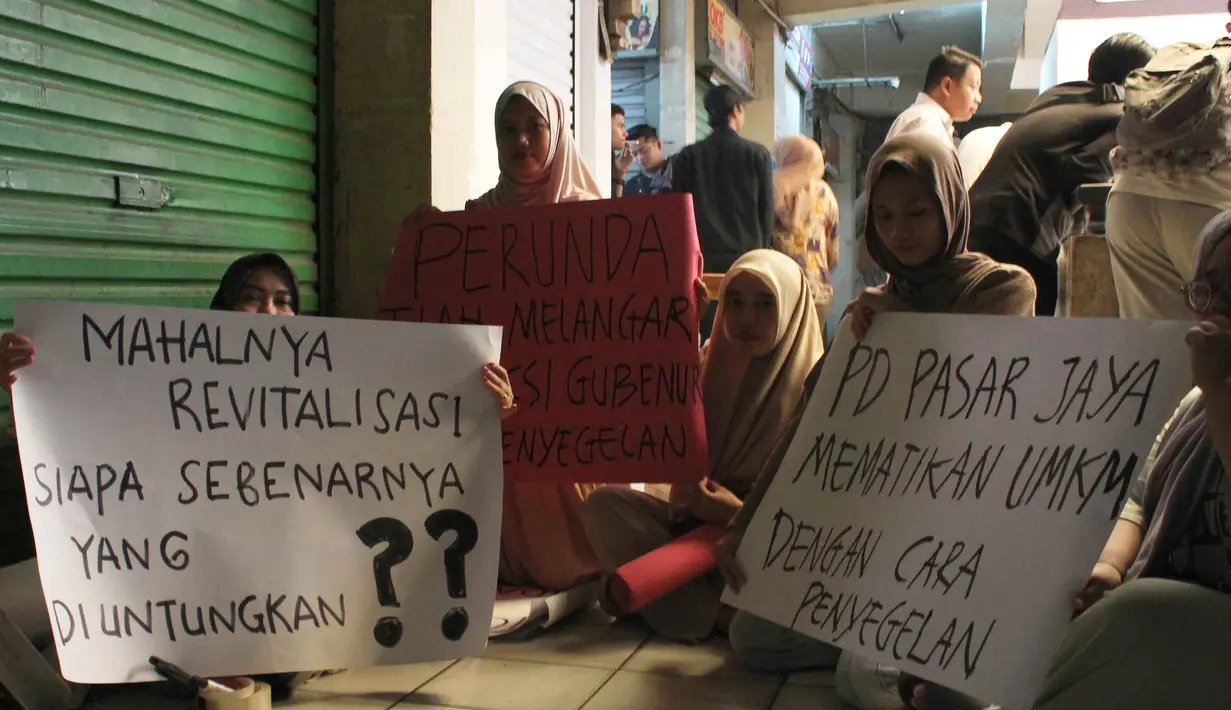 Mereka menyebut langkah tersebut tidak memiliki dasar hukum yang jelas. Diketahui, aksi protes pedagang Pasar Pramuka, Matraman, Jakarta Timur, telah berlangsung sejak Kamis (13/11/2025) kemarin. Tampak dalam foto, para pedagang melakukan aksi protes di dalam Pasar Pramuka, Jakarta Timur, Jumat (14/11/2025). (merdeka.com/magang/Rendi Saputra)