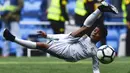 Putra dari Cristiano Ronaldo melakukan tendangan salto saat menemani sang ayah di Stadion Santiago Bernabeu, Madrid, Minggu (8/4/2018). Tendangan ini mirip seperti saat CR 7 membobol gawang Juventus. (AFP/Gabriel Bouys).