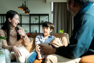 Konsep conscious parenting hadir sebagai pendekatan pola asuh yang berfokus pada kesadaran diri orangtua. Metode ini mengajarkan orangtua untuk memahami emosi, pikiran, dan kebutuhannya terlebih dahulu, agar bisa mendampingi anak dengan lebih tenang, positif, dan penuh empati. (foto/dok: freepik/Lifestylememory)