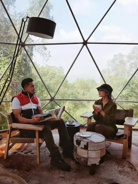 Pahitnya kopi seakan hilang ketika bersama sang kekasih. "morning coffee by the forest," tulis Nikita Willy sebagai keterangan foto. (Foto: instagram.com/nikitawillyofficial94)