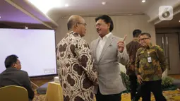 Menko PMK Muhadjir Effendi berbincang dengan Menkominfo Johnny G Plate saat menghadiri acara forum pimred di Jakarta, Selasa (3/3/2020). Acara membahas permasalahan aktual yang terjadi di Indonesia salah satunya terkait virus corona (COVID-19). (Liputan6.com/Faizal Fanani)