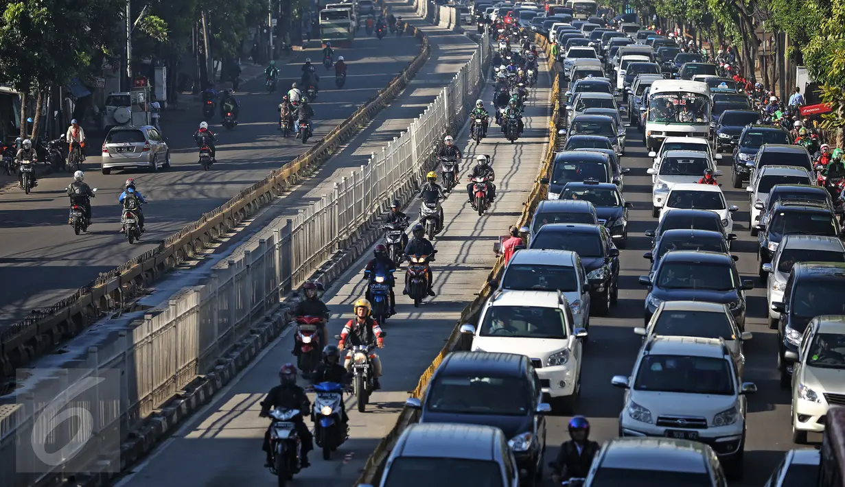 Sejumlah kendaraan bermotor nekat menerobos jalur Busway dikawasan Mampang, Jakarta, Senin (18/4/2016). Meski sudah ada aturan denda, mereka tetap nekat menerobos jalur tersebut. (Liputan6.com/Faizal Fanani)