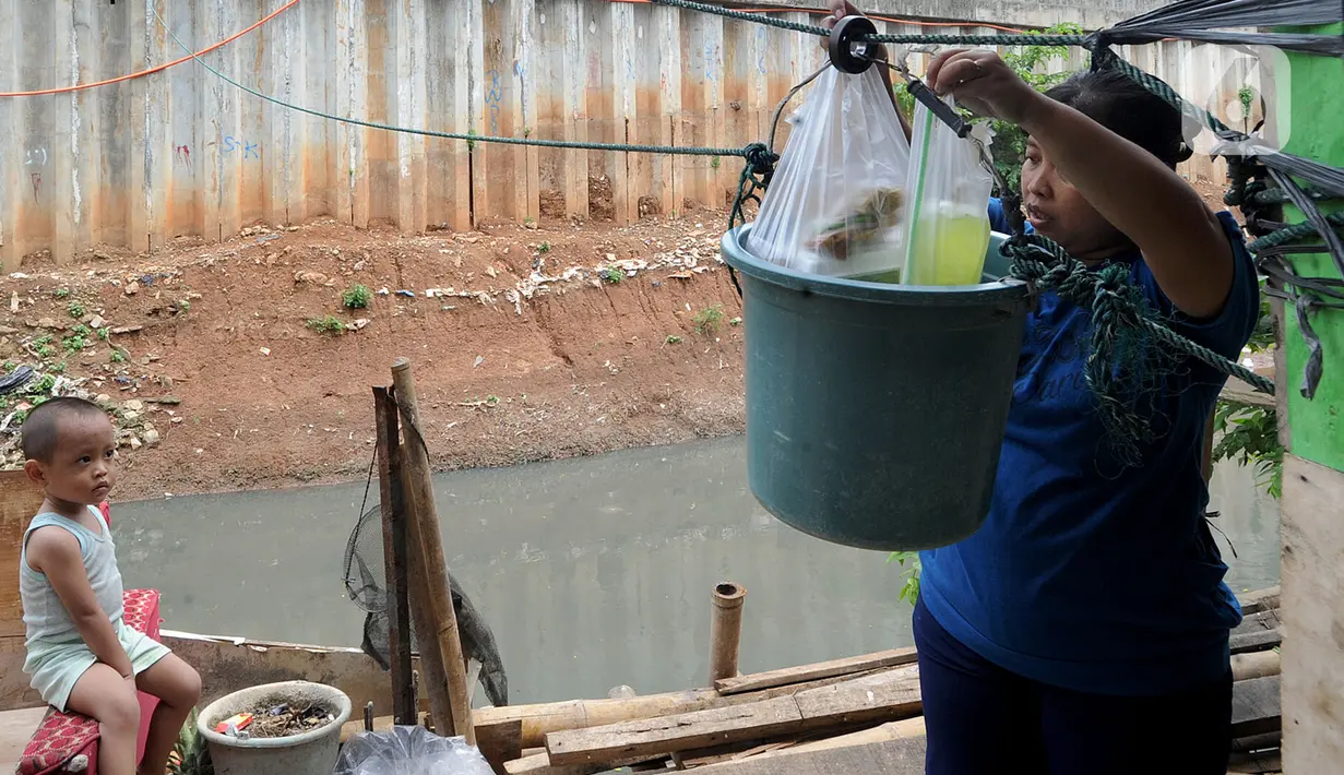 Sebelumnya merupakan warung biasa yang ramai dikunjungi pembeli karena adanya jembatan penghubung Kali Mampang. (merdeka.com/Arie Basuki)
