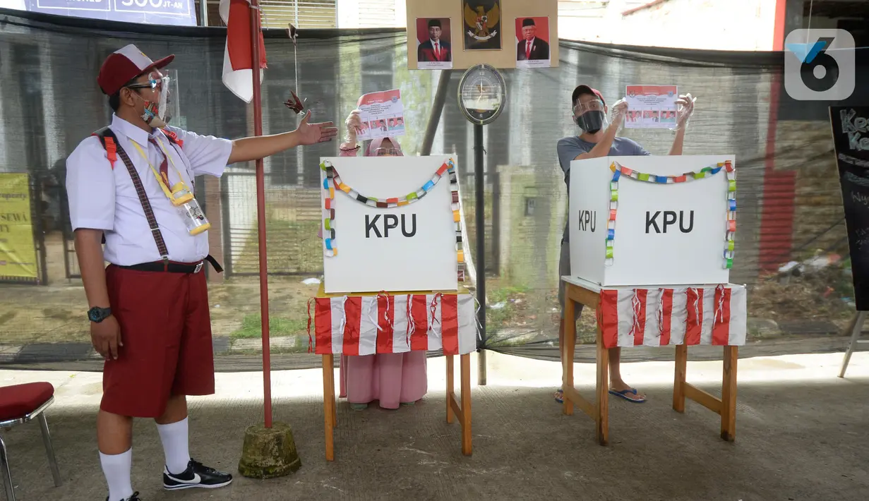 Petugas KPPS dengan berseragam sekolah saat bertugas dalam Tangerang Selatan 2020 di TPS 49, Kompleks Perumahan Cendana Residence, Pondok Benda, Pamulang, Rabu (9/12/2020). TPS Pilkada 2020 itu mengusung tema Rindu Sekolah Lagi (Kisah-Kasih di Sekolah). (merdeka.com/Dwi Narwoko)